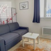 beau petit studio simple et fonctionnel